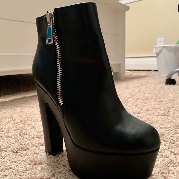 🖤⛓Faux Black SideZip Platform Bootie ⛓🖤 - Picture 2 of 5